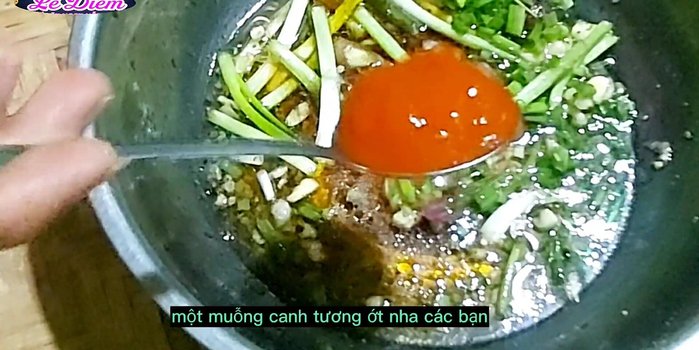 Trộn đều nước mắm, tương ớt, nước màu, đường và nước lọc.