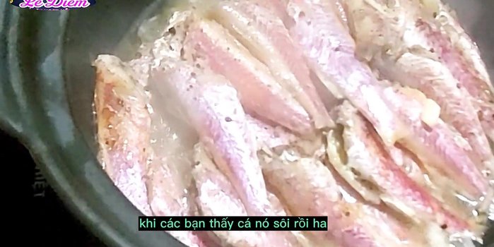 Đun sôi hỗn hợp nước sốt rồi cho vào nồi cá.