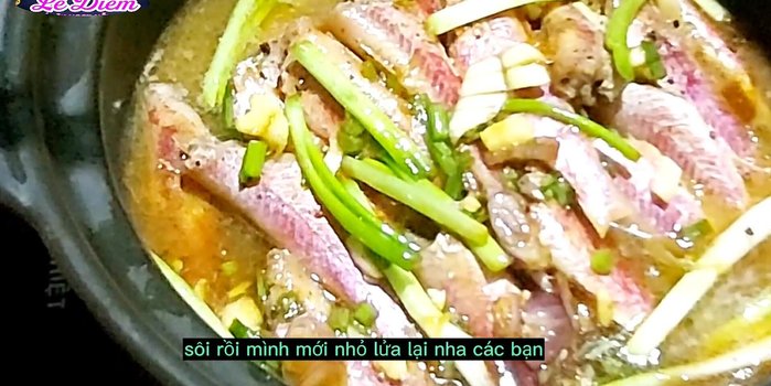 Đun sôi, sau đó giảm lửa nhỏ nhất, đậy nắp, kho trong 7 phút.