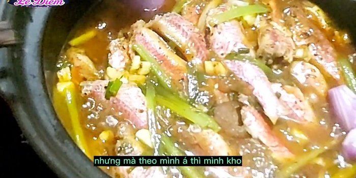 Thêm hành đỏ (tùy chọn) vào nồi cá khi còn 5 phút nữa là xong.