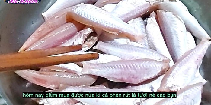Rửa sạch cá phèn, bỏ đầu, giữ lại phần thân.