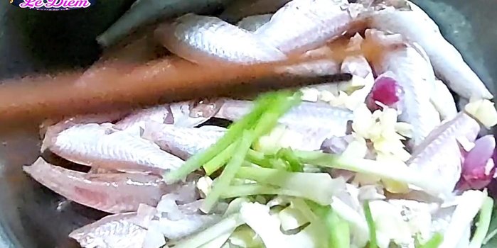 Ướp cá với hành tím, tỏi, gốc hành đập dập, muối, bột ngọt, tiêu, đường và dầu ăn trong 30 phút.