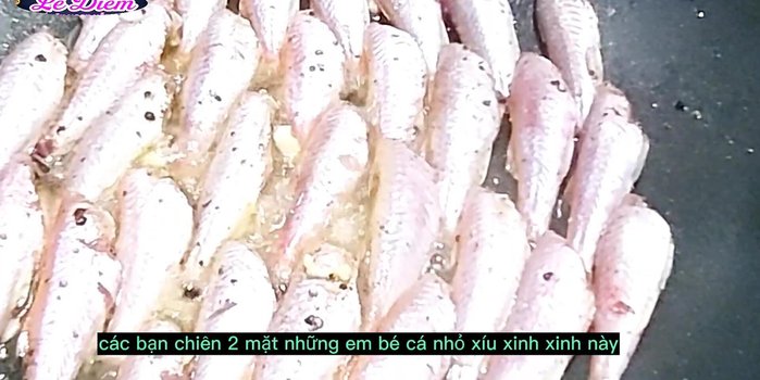 Chiên sơ cá phèn hai mặt cho thịt cá dai hơn (khoảng 4 phút/mặt).