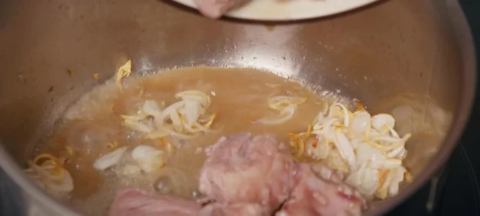 Cho sườn vào xào săn khoảng 2 phút. (175.14)