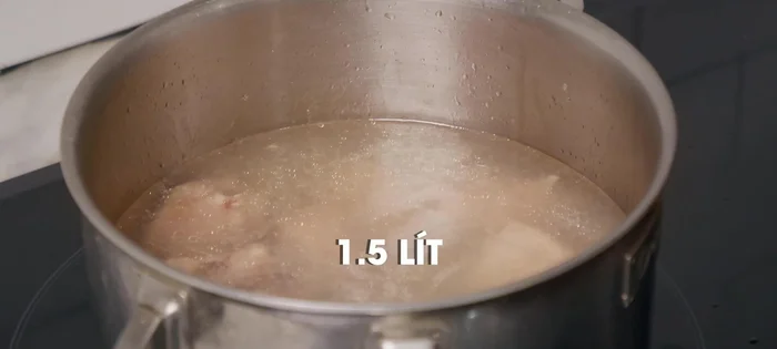 Đổ khoảng 1.5 lít nước vào nồi, đun sôi, hớt bọt. Hạ nhỏ lửa, ninh sườn khoảng 15 phút cho đến khi mềm. (184.2)