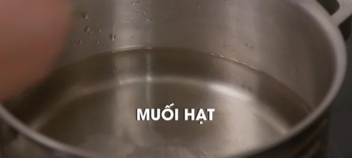 Trần sườn qua nước sôi có pha chút muối để làm sạch và khử mùi hôi (khoảng hơn 1 phút), sau đó vớt ra rửa sạch và để ráo nước. (57.42)