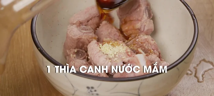 Ướp sườn với 1 thìa cà phê bột nêm, 1 thìa canh nước mắm, để sườn thấm gia vị trong khoảng 10-15 phút. (71.46)