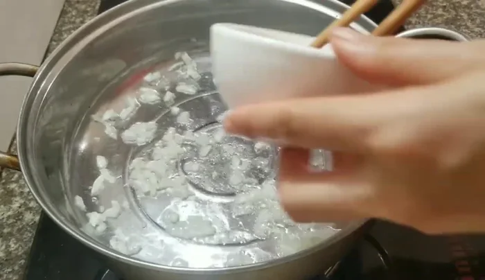 Thêm thịt băm vào xào cùng hành.