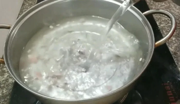Đổ nước vào nồi, đun sôi.