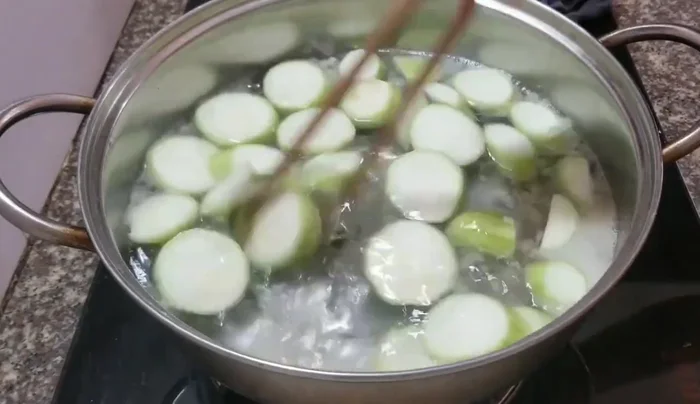 Cho rau mùng tơi vào nấu.