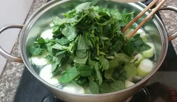 Cho mướp hương vào khi canh sôi.