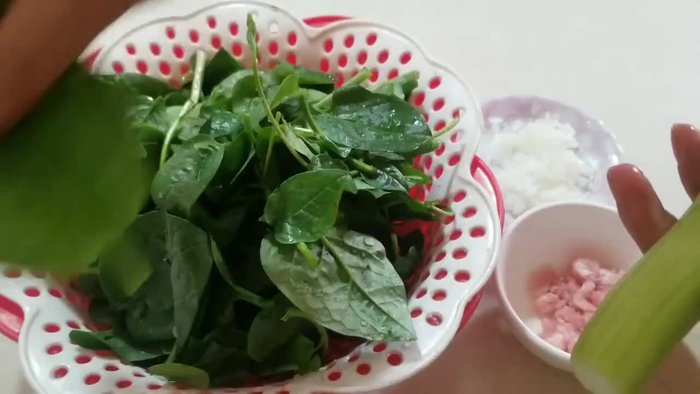 Chuẩn bị rau mùng tơi: Nhặt sạch, rửa sạch và cắt nhỏ rau mùng tơi.