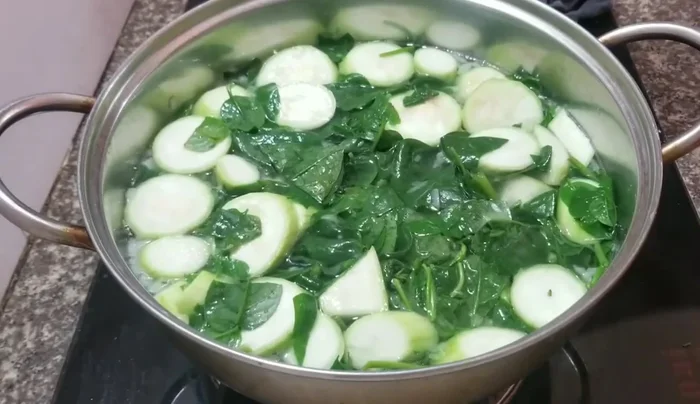 Thêm nước mắm.