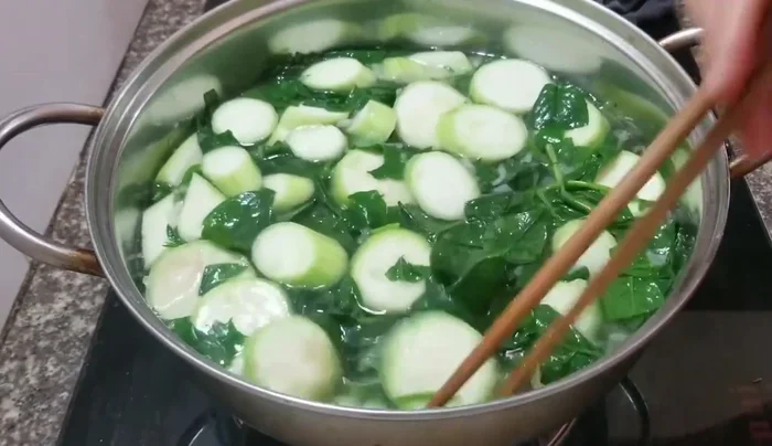 Đun sôi lại, tắt bếp.