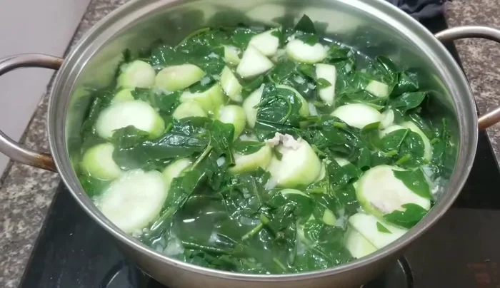 Múc canh ra bát và thưởng thức.
