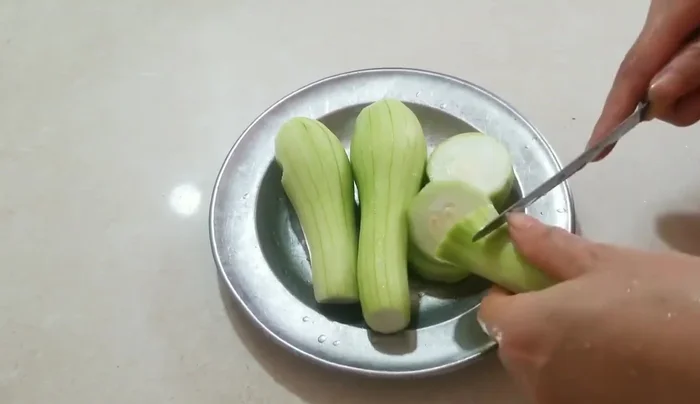 Chuẩn bị mướp hương: Thái nhỏ mướp hương.