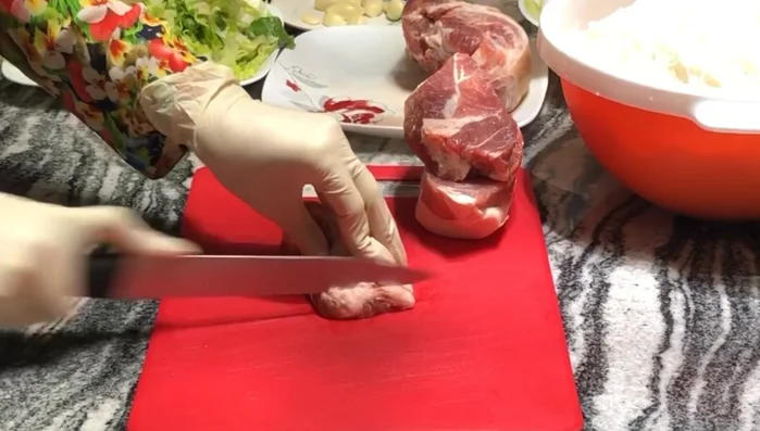 Thái thịt heo thành từng miếng vừa ăn (tùy sở thích).