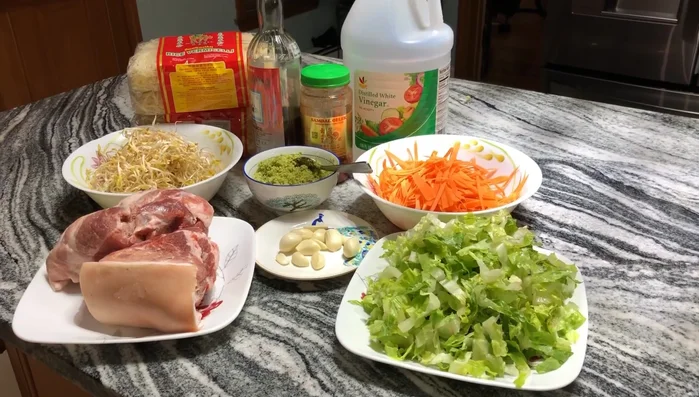 Chuẩn bị nguyên liệu: Sơ chế cà rốt, xà lách, thái sợi. Giã tỏi. Nếu dùng bún khô, luộc bún cho mềm, giống bún tươi.