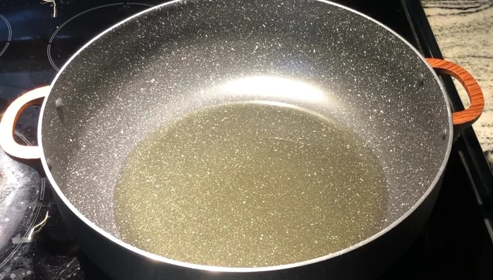 Đun nóng dầu trong chảo, cho thịt heo vào xào săn.
