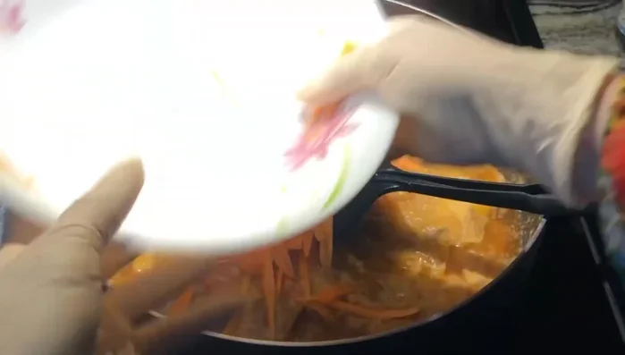 Thêm giá vào, tắt bếp. Trộn đều.