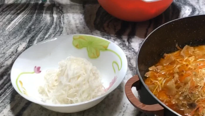 Múc bún ra tô, cho thịt xào lên trên, chan nước dùng, rắc xà lách/rau thơm và đậu phộng rang lên trên cùng.