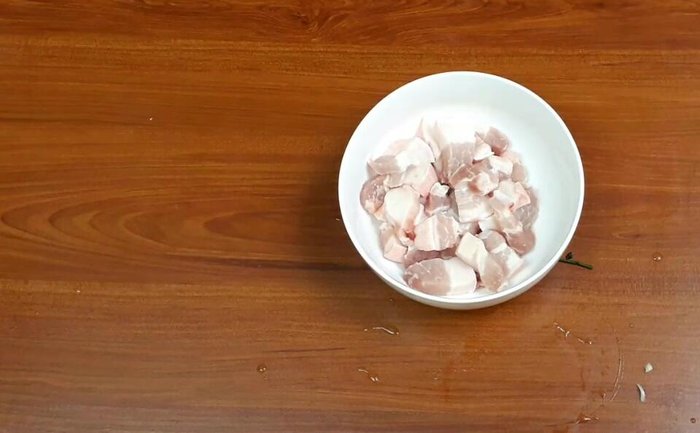 Chiên thịt ba chỉ: Cho thịt ba chỉ vào chảo, chiên xém cạnh.