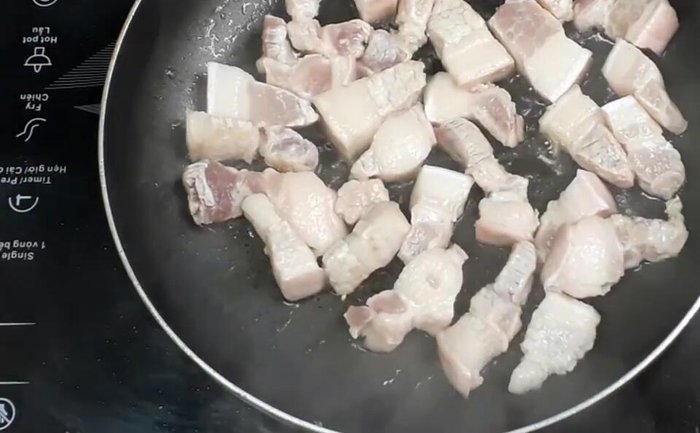 Xào hành tím: Cho khoảng ½ thìa dầu ăn vào chảo, phi thơm hành tím.
