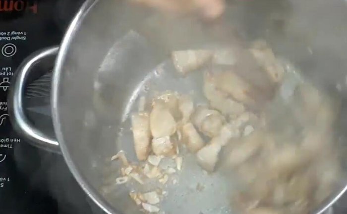 Xào thịt và cà chua: Cho thịt ba chỉ đã chiên vào xào cùng hành tím, sau đó cho cà chua vào xào.