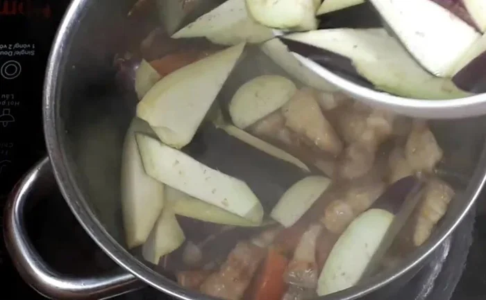 Xào cà tím: Cho cà tím vào xào khoảng 1-2 phút.
