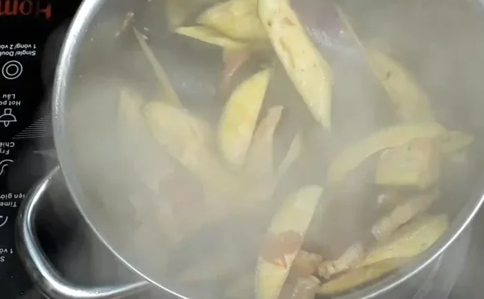 Đun canh: Cho khoảng 1 tô nước vào nồi, đun sôi. Sau khi nước sôi khoảng 2 phút, nêm nếm gia vị (có thể thêm bột ngọt nếu muốn).