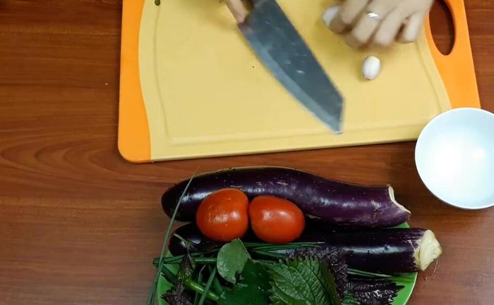 Sơ chế nguyên liệu: Hành tím đập dập, băm nhỏ. Cà chua bổ múi cau. Cà tím cắt bỏ cuống, rửa sạch, ngâm nước muối để không bị thâm đen, sau đó cắt lát chéo. Lá lốt, tía tô, hành lá xắt nhỏ.