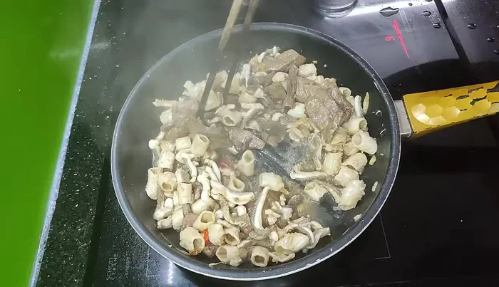 Xào đến khi lòng bò chín mềm.