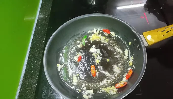Sơ chế lòng bò thật sạch. (Có thể tham khảo video hướng dẫn sơ chế lòng bò)