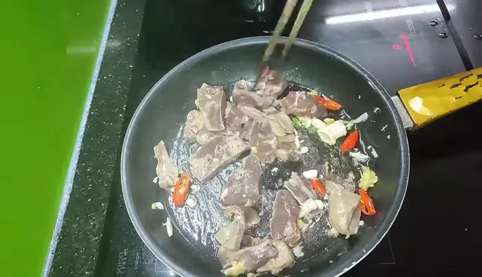Cho gan vào xào trước vì gan lâu chín hơn. Gan phải được ăn chín để đảm bảo an toàn vệ sinh thực phẩm.