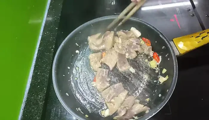 Nêm nếm gia vị: hạt nêm, dầu hào, bột ngọt (nếu thích), nước mắm (tùy chọn).
