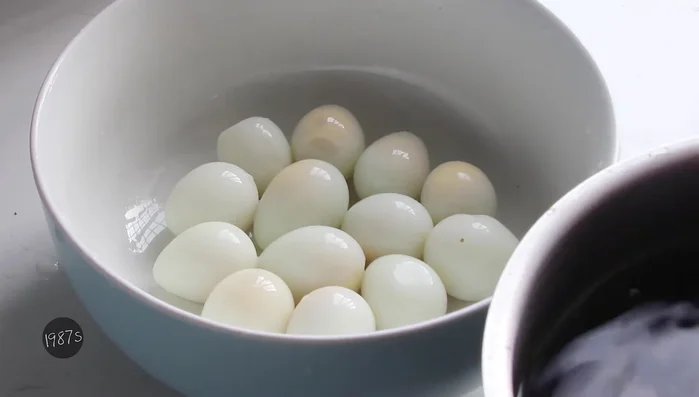 Cho bún vào tô, chan nước dùng xương và thịt lên trên.