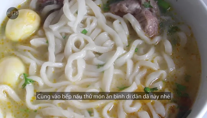 Sơ chế nguyên liệu: Xương heo chặt khúc, thịt nạc vai thái mỏng, rau sống nhặt sạch, hành khô bóc vỏ thái mỏng.