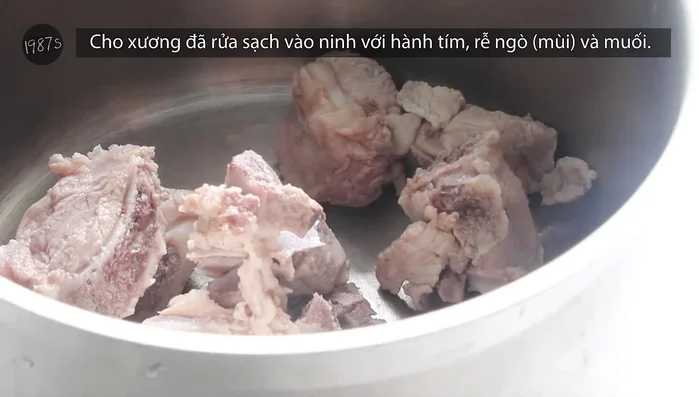 Phi thơm hành khô với một ít dầu ăn, cho thịt nạc vào xào săn.