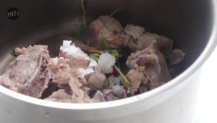 Cho thịt vào nồi nước dùng xương đang hầm, nêm gia vị vừa ăn: nước mắm, muối, tiêu, đường, bột ngọt.