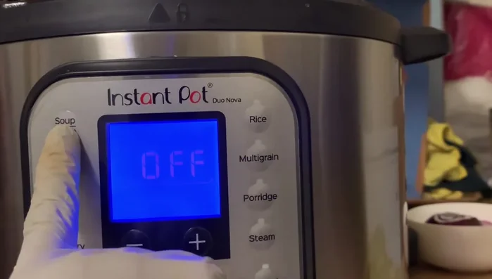 Thêm cùi bắp vào nước dùng, đậy nắp nồi Instant Pot, chọn chế độ “soup” hoặc tương tự, nấu khoảng 1 phút (272.6).