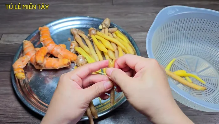 Làm sạch và cắt củ ngải bún, loại bỏ phần cọng cứng ở giữa. (192.28)