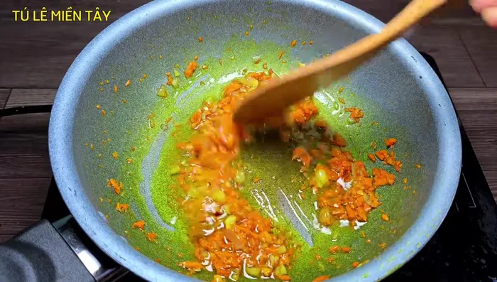 Xào hành tím và củ ngải bún cho thơm. (326.28)