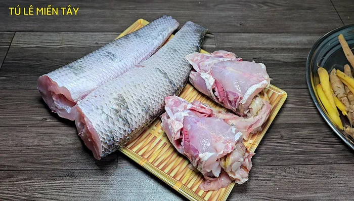Sơ chế cá: Rửa sạch cá với chanh và muối để khử mùi tanh. (37.12)