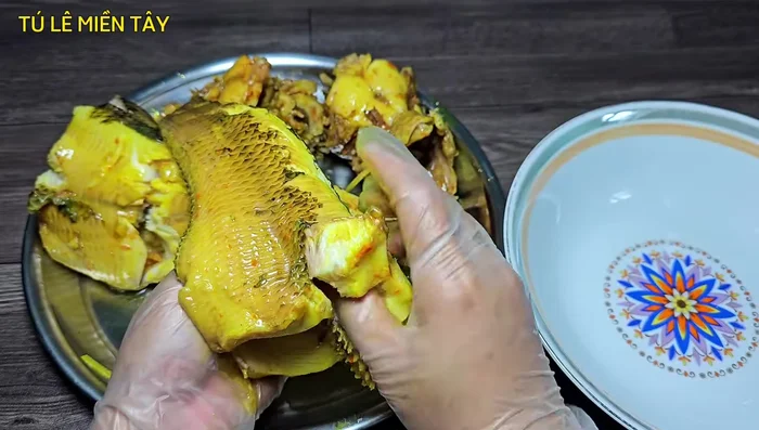 Gỡ thịt cá, bỏ xương. (515.24)