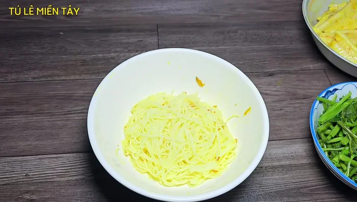 Trụng bún và rau sống. (572.76)