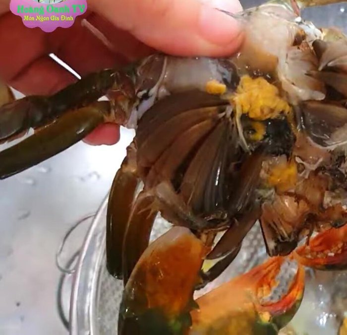 Sơ chế cua: bóc mai, loại bỏ phần phổi bên trong, chà rửa sạch.