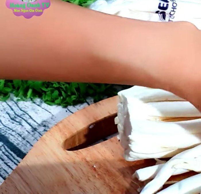 Sơ chế và rửa sạch các loại rau ăn kèm.