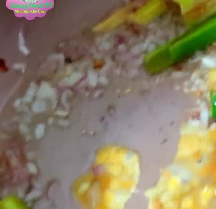 Cho cua vào xào cùng gạch cua, nêm gia vị (hạt nêm, đường, bột ngọt), thêm nước sốt lẩu thái.