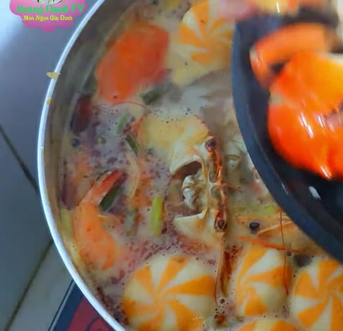 Đổ lẩu ra nồi nhỏ, đặt lên bếp, đợi nước sôi là có thể thưởng thức cùng mì và rau.