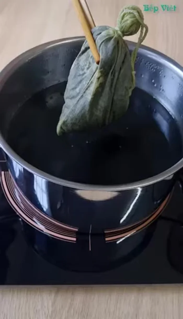 Sau khi ủ trà xong, vớt túi trà ra. Cho bột thạch đã trộn với đường vào, khuấy đều.